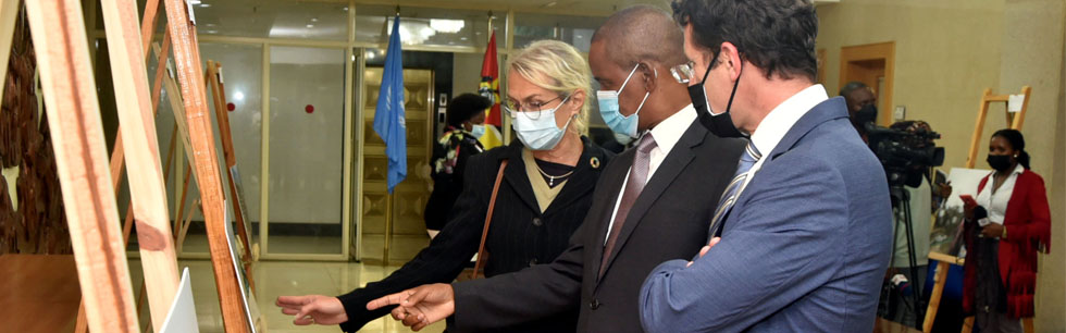 Vice-Ministro Manuel Gonçalves visita a exposição fotográfica ladeado pela Coordenadora Residente do Sistema da ONU em Moçambique, Myrta Kalaurd e pelo Enviado Especial do Secretário Geral da ONU, Mirko Manzoni