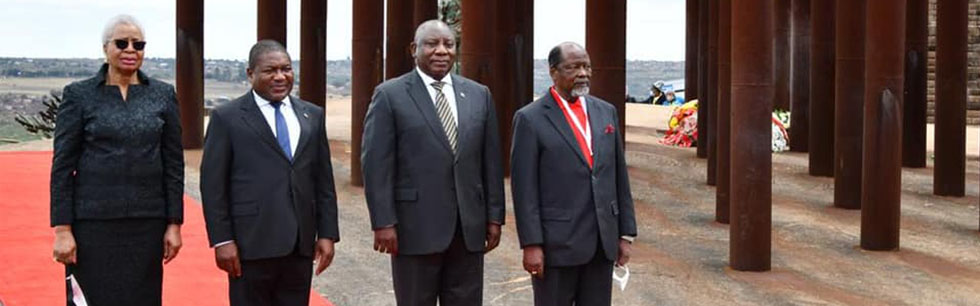 Presidente Filipe Nyusi ladeado à direita pelo homólogo Ciryl Ramaphosa e pelo antigo Presidente de Moçambique, Joaquim Chissano, e à esquerda por Graça Machel na celebração da tragédia de Mbuzini