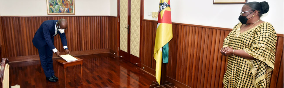 Ministra Verónica Macamo na cerimónia de apresentação das Cartas Credenciais do novo Representante do BAD em Moçambique, Cesar Augusto Mba Abogo