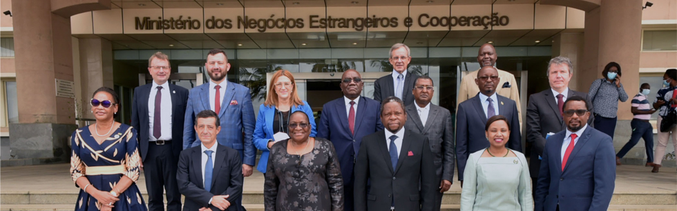 Ministra Verónica Macamo na foto família com parlamentares da União Europeia e dos Estados da África, Caraímas e Pacífico
