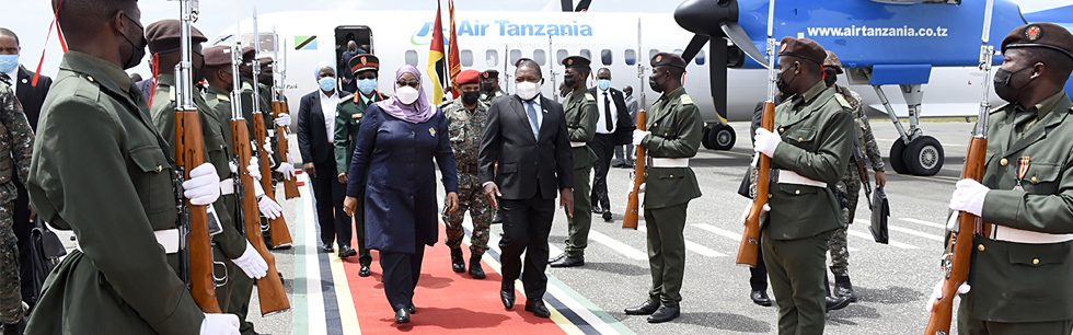 Presidente Filipe Nyusi ao receber a homóloga de Tânzania Samia Hassan em Cabo Delgado