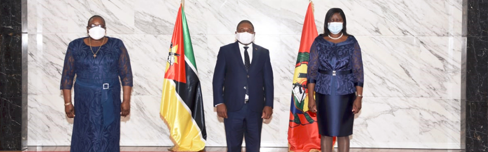 Presidente Filipe Nyusi ladeado à esquerda pela Ministra Verónica Macamo e à direita pela Alta Comissária do Malawi em Moçambique Wezy Moyo após a apresentação das Cartas Credenciais