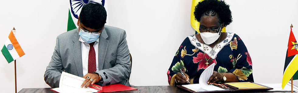 Ministra Verónica Macamo e o Embaixador da Índia em Moçambique Ankan Banerjee