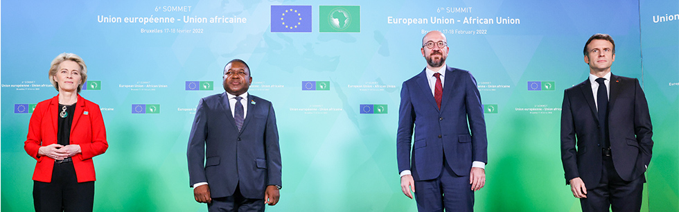 Presidente Filipe Nyusi na cimeira euro africana ladeado à esquerda pela Presidente da Comissão Europeia Ursula von der Leyen e à direita pelos presidentes do Conselho Europeu Charles Michel e da França Emmanuel Macron