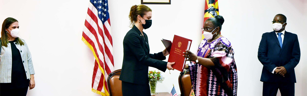 Ministra Verónica Macamo e a Encarregada de Negócios da Embaixada dos Estados Unidos da América, Abigail Dressel