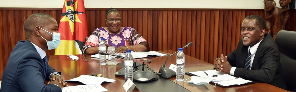 Ministra Verónica Macamo na reunião com os embaixadores da SADC ladeada à direita pelo Alto Comissário do Botswana em Moçambique Gobe Pitso e à esquerda pelo Director para Integração regional e Continental no MINEC Carlos Costa