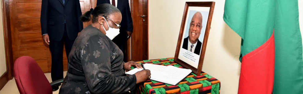 Ministra Verónica Macamo assina livro de condolência na Embaixada da Zâmbia em Moçambique