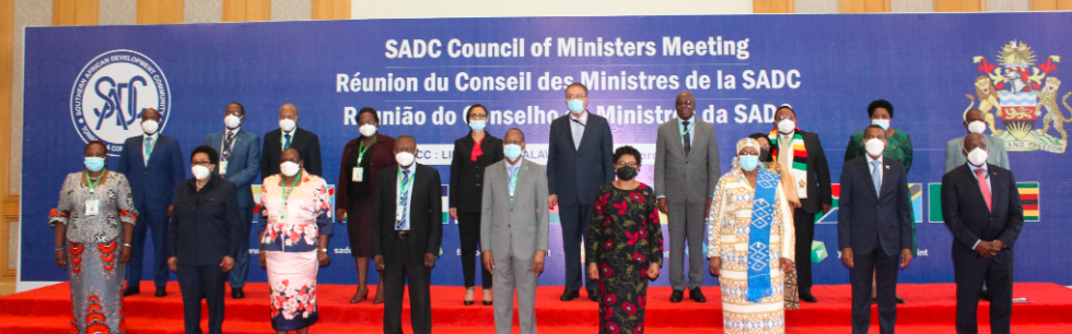 Ministra Verónica Macamo na primeira fila da foto família do Conselho de Ministros da SADC em Lilongwe capital do Malawi