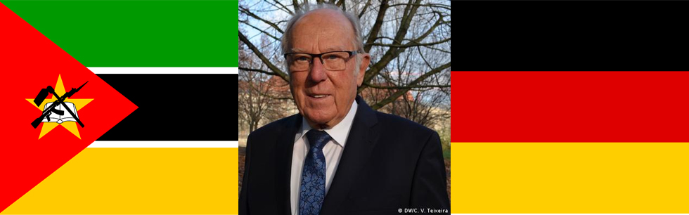 À esquerda a bandeira de Moçambique filantropo e grande amigo de Moçambique Siefried Lingel à direita a bandeira de Alemanha