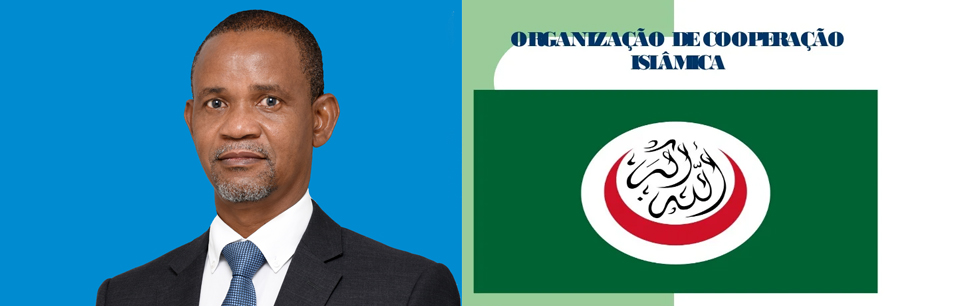 À esquerda o Vice Ministro Manual Gonçalves à direita a bandeira da Organização de Cooperação Islâmica