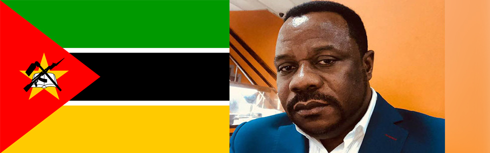 À esquerda o empresário moçambicano Álvaro Cossa à direita a bandeira de Moçambique