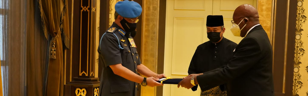 Embaixador Belmiro Malate na apresentação das cartas credenciais ao Rei da Malásia