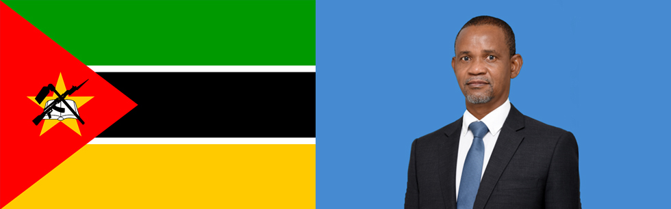 À esquerda a bandeira de Moçambique e à direita o Vice-Ministro Manuel Gonçalves