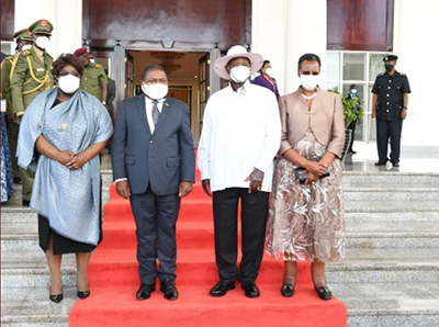 Presidentes Filipe Nyusi e Yoweri Museveni ladeados pelas respectivas esposas