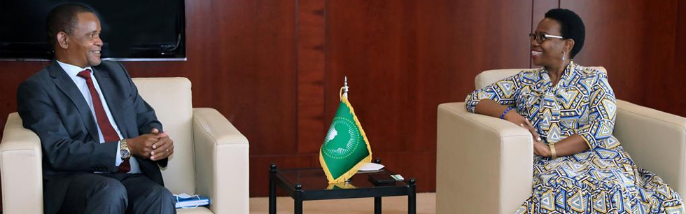 Vice Ministro Manuel Gonçalves em Adis Abeba no encontro de trabalho que manteve com a Vice Presidente da Comissão da União Africana Monique Nsanzabaganwa