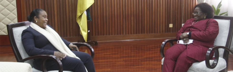 Ministra Verónica Macamo no tête à tête com a homóloga de São Tomé e Príncipe momentos antes da assinatura do acordo de Supressão de Vistos em todos passaportes