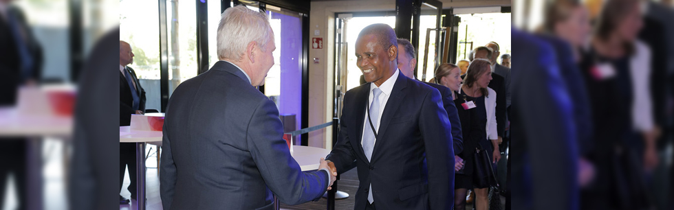 Vice-Ministro Manuel Gonçalves saúda o Ministro dos Negócios Estrangeiros da Finlândia, em Helsínquia, capital finlandesa