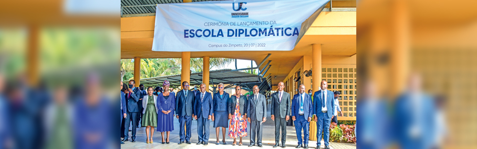 Foto família da inauguração da Escola Diplomática