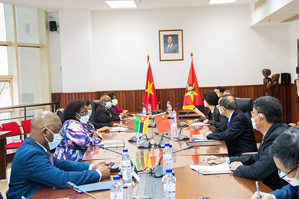 Ministra Verónica Macamo no encontro com o Conselheiro de Estado da China