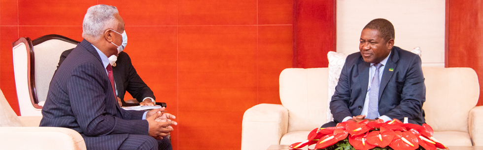 Presidente Filipe Nyusi na cerimónia de acreditação do Alto Comissario das Maurícias das Maurícias Jean François Chaumière