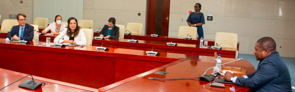 Presidente Filipe Nyusi na cerimónia de acreditação do Alto Comissario das Maurícias das Maurícias Jean François Chaumière