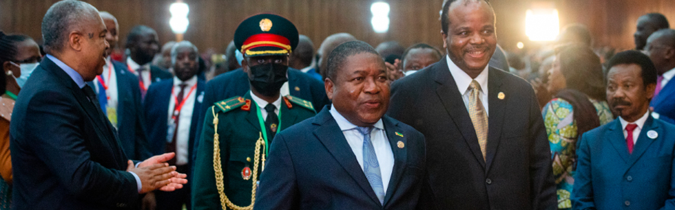 Presidente Filipe Nyusi ao entrar na plenária da 42ª Cimeira da SADC ladeado pelo Rei Mswati III