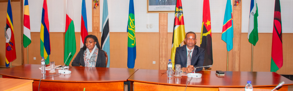 Vice Ministro Manuel Gonçalves ladeado pela Vice Ministra das Obras Públicas Habitação e Recursos Hídricos Cecília Chamutota no lançamento da semana comemorativa do Dia da SADC