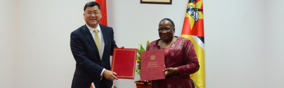 Ministra Verónica Macamo e o Embaixador da República Popular da China em Moçambique no momento da assinatura de acordos de cooperação bilateral