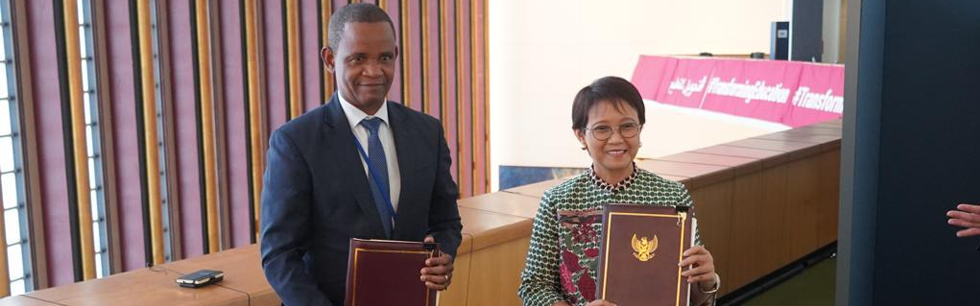 Vice Ministro Manuel Gonçalves e a homologa da Indonésia Retno Marsudi ao assinarem os acordos de cooperação bilateral em Nova Iorque