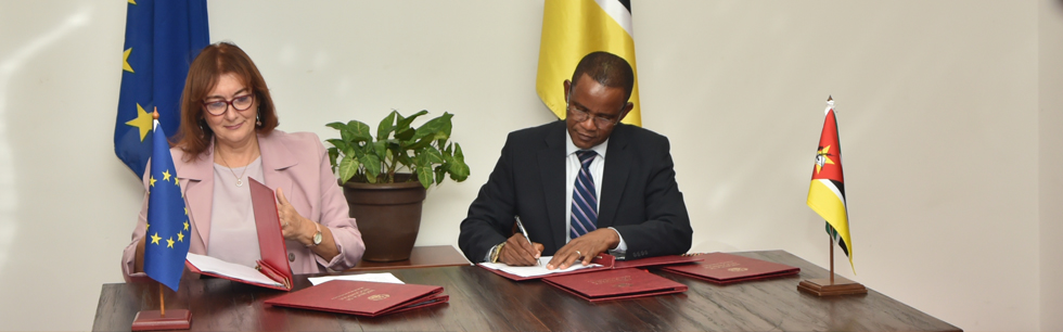 Vice Ministro Manuel Gonçalves na assinatura da convenção de financiamentos com a Vice Presidente da Comissão Europeia Dubravka Šuica