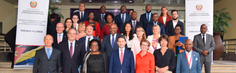 Ministra Verónica Macamo na foto família do Diálo Político entre Moçambique e a União Europeia