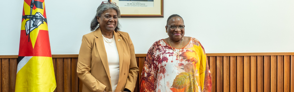 Ministra Verónica Macamo ladeada pela Embaixadora Linda Thomas Greenfield Representante Permanente dos EUA nas Nações Unidas