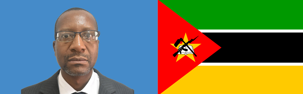 À esquerda o Embaixador Alfredo Nuvunga e à direita a bandeira de Moçambique