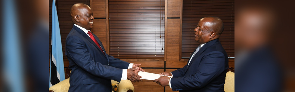 Alto Comissário António Macheve ao apresentar as Cartas Credenciais ao Presidente tswana Mokgweetsi Masisi