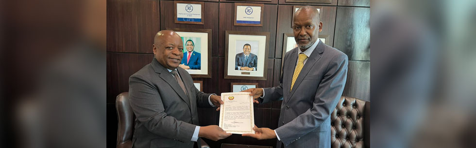 Embaixador António Macheve ao apresentar as Cartas Credenciais ao Secretário Executivo da SADC Elias Magosi