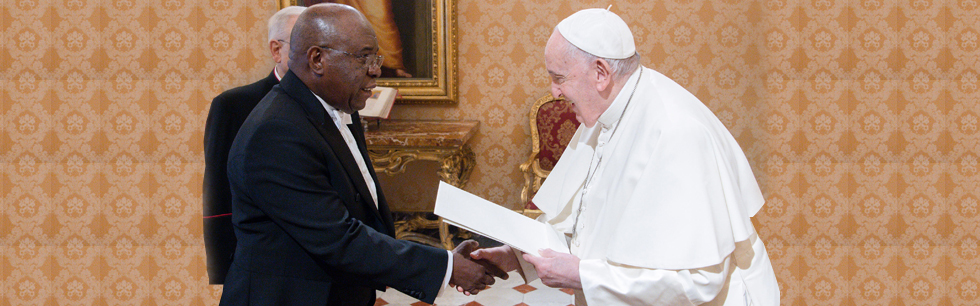 Embaixador Raul Domingos ao apresentar as Cartas ao Papa Francisco na Santa Sé