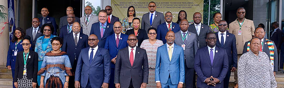 Ministra Verónica Macamo na segunda fila da foto de família do Conselho de Ministros da SADC em Kinshasa