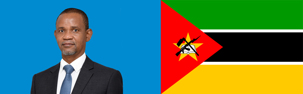 À esquerda o Vice Ministro dos Negócios Estrangeiros e Cooperação Manuel José Gonçalves à direita a bandeira de Moçambique