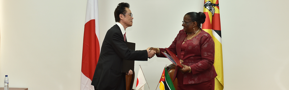 Ministra Verónica Macamo após assinar a Troca de Notas com o Embaixador do Japão em Moçambique, Hajime Kimura