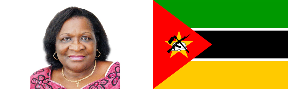 Ministra Verónica Macamo à esquerda e a bandeira de Moçambique à direita