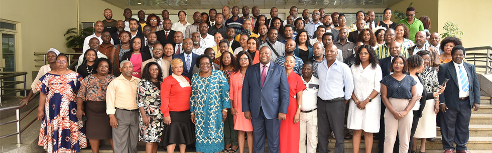 Ministra Verónica Macamo na foto família com os presidentes das associações e membros da comunidade moçambicana na diáspora