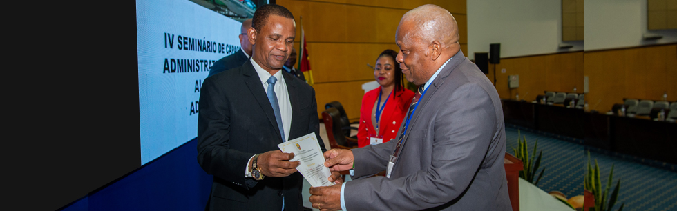 Vice Ministro Manuel Gonçalves procede a entrega de certificado no Seminário de Capacitação dos Adidos Administrativos e Financeiros