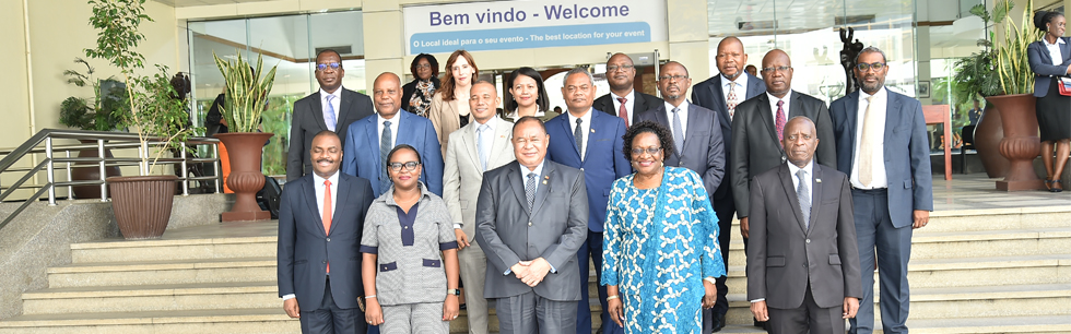 Ministra Verónica Macamo na foto família após as conversações com o homólogo do Timor Leste, Bendito Freitas