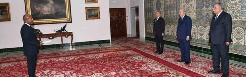 Embaixador Eduardo Namburete ao apresentar as Cartas Credenciais ao Presidente da Argélia