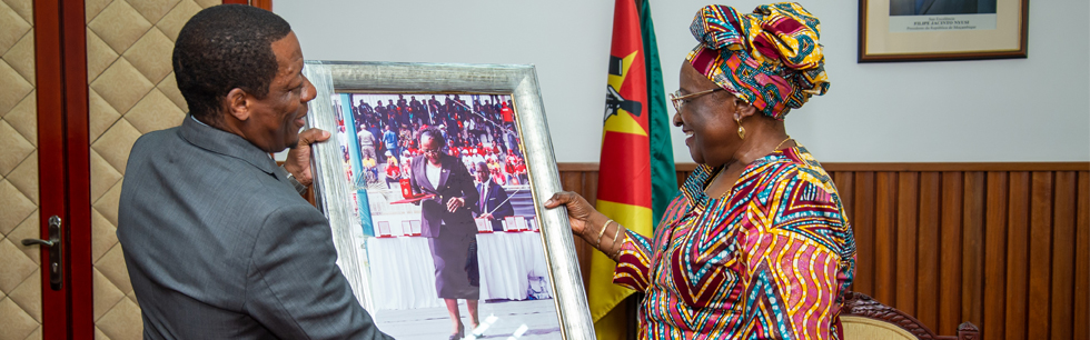 Ministra Verónica Macamo ao receber as felicitações do Conselho Consultivo do MINEC