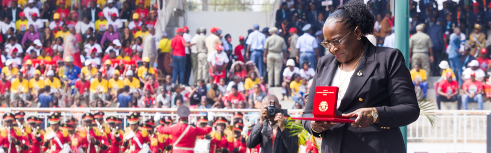 Ministra Verónica Macamo ao receber a condecoração da Ordem Eduardo Mondlane em Maputo