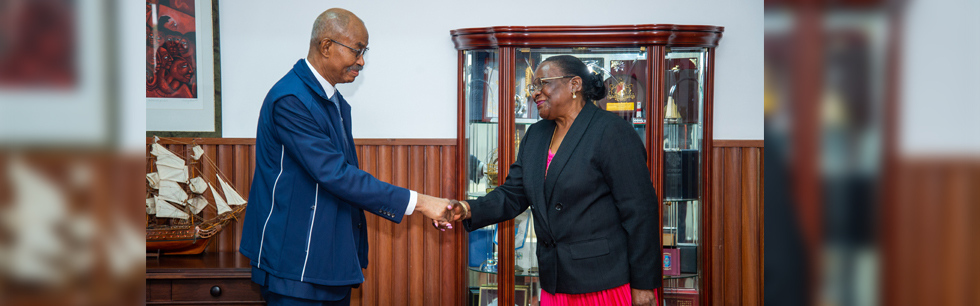 Ministra Verónica Macamo sauda o antigo Vice Presidente de Zanzibar e Chefe da Missão de Observação Eleitoral da SADC Amani Karume na audiência de cortesia em Maputo