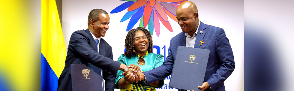 Vice Ministro Manuel Gonçalves e o Ministro colombiano das Relações Exteriores Luís Urrutia ao rubricar o acordo bilateral de Supressão de Vistos em Cali testemunhado pela Vice Presidente da Colômbia Francia Márquez