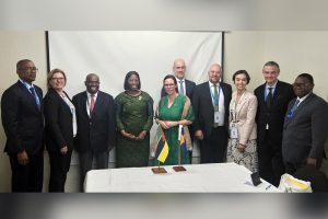 A Ministra Maria Manuela Lucas e a sua homóloga do Reino Maria Malmer Stenergard da Suécia no centro da fotografia ladeadas pelas respectivas delegações