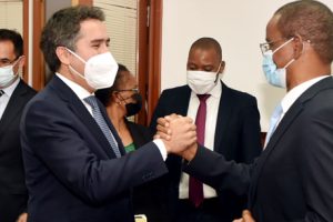 Vice-Ministro Gonçalves cumprimenta Secretário de Estado de Portugal, Francisco André, minutos antes da assinatura do Programa Estratégico de Cooperação